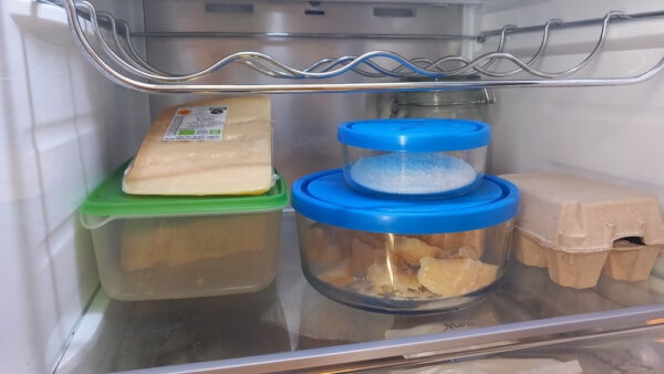 Tupperware in vetro e plastica per la conservazione del Parmigiano Reggiano in frigo