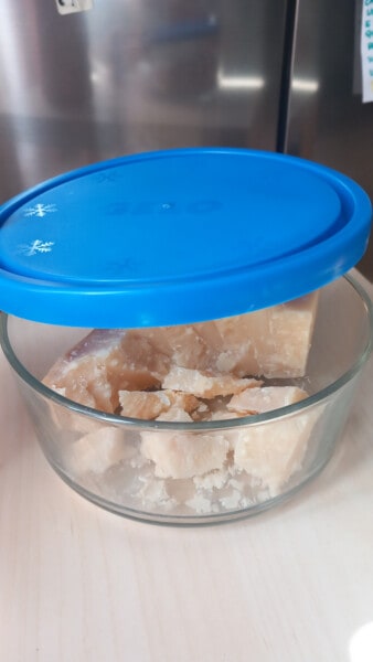 Tupperware di vetro e scaglie di Parmigiano Reggiano