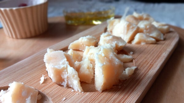 Scaglie di Parmigiano Reggiano su assetta di legno per aperitivo