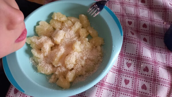 Piatto di gnocchi con Parmigiano Reggiano grattugiato