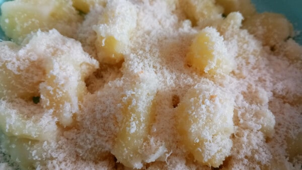 particolare di un piatto di gnocchi con il Parmigiano Reggiano